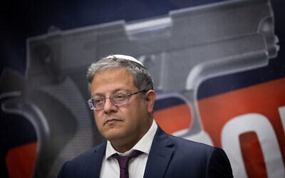 وزير الأمن القومي إيتمار بن غفير يترأس اجتماعا لحزبه اليميني المتطرف "عوتسما يهوديت" في الكنيست، 18 مارس، 2024. (Yonatan Sindel/Flash90)