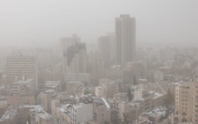القدس وسط مستويات عالية من تلوث الهواء، 18 أبريل، 2024. (Chaim Goldberg/FLASH90)
