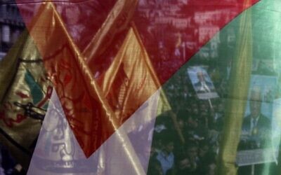 من الملف: عبر العلم الفلسطيني،  يظهر أشخاص احتشدوا لدعم طلب فلسطين في الأمم المتحدة للحصول على وضع دولة مراقب، في مدينة نابلس بالضفة الغربية، 29 نوفمبر، 2012. (AP/Nasser Ishtaye)