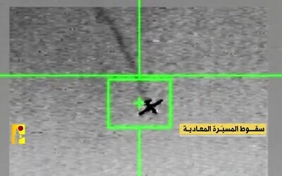 لقطة شاشة من فيديو نشره حزب الله في 7 أبريل 2024، يظهر استهداف طائرة مسيّرة عسكرية إسرائيلية في أجواء جنوب لبنان. (Hezbollah media office)