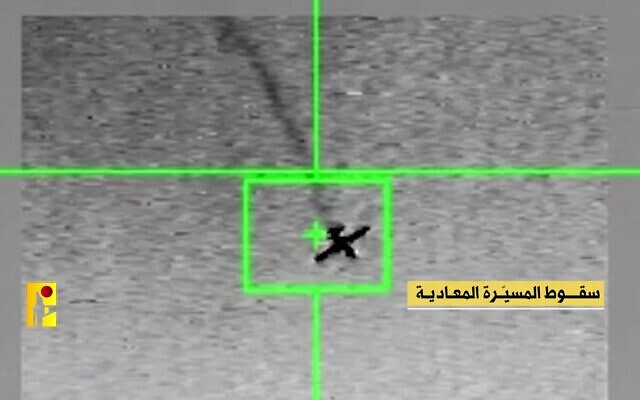 لقطة شاشة من فيديو نشره حزب الله في 7 أبريل 2024، يظهر استهداف طائرة مسيّرة عسكرية إسرائيلية في أجواء جنوب لبنان. (Hezbollah media office) لقطة شاشة من فيديو نشره حزب الله في 7 أبريل 2024، يظهر استهداف طائرة مسيّرة عسكرية إسرائيلية في أجواء جنوب لبنان. (Hezbollah media office)