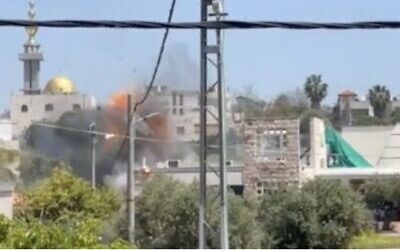 لقطة شاشة من مقطع فيديو لطائرة مسيرة تابعة لحزب الله أثناء سقوطها في بلدة عرب العرامشة بشمال البلاد، 17 أبريل، 2024. (Social media/X; used in accordance with Clause 27a of the Copyright Law)