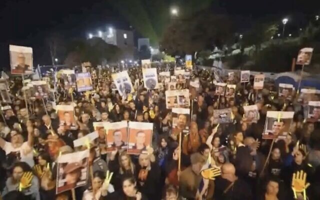 متظاهرون يدعون إلى إطلاق سراح الرهائن المحتجزين في غزة منذ مذبحة حماس في 7 أكتوبر، خلال مظاهرة في القدس، 7 أبريل، 2024. (Ahikam Seri/AFPTV/AFP) متظاهرون يدعون إلى إطلاق سراح الرهائن المحتجزين في غزة منذ مذبحة حماس في 7 أكتوبر، خلال مظاهرة في القدس، 7 أبريل، 2024. (Ahikam Seri/AFPTV/AFP)