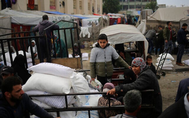 فلسطينيون يتلقون مساعدات إنسانية عند مركز توزيع تابع لوكالة الأمم المتحدة لإغاثة وتشغيل اللاجئين الفلسطينيين (الأونروا)، في رفح بجنوب قطاع غزة، 3 مارس، 2024. (AFP) فلسطينيون يتلقون مساعدات إنسانية عند مركز توزيع تابع لوكالة الأمم المتحدة لإغاثة وتشغيل اللاجئين الفلسطينيين (الأونروا)، في رفح بجنوب قطاع غزة، 3 مارس، 2024. (AFP)