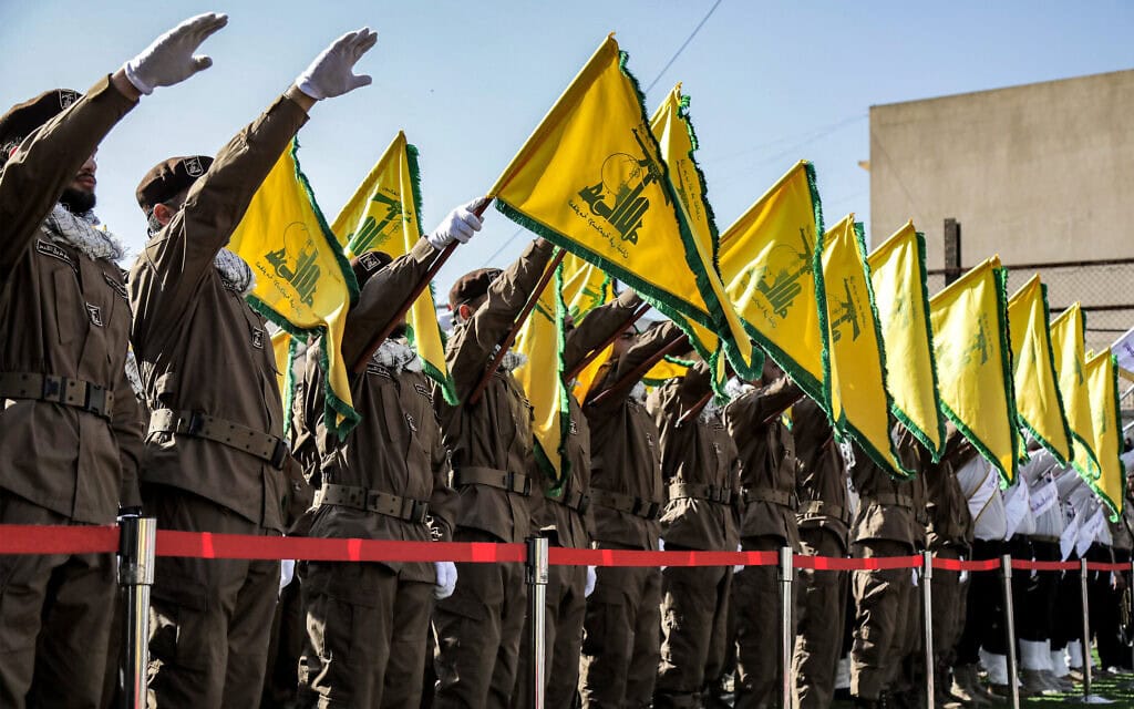 عناصر حزب الله تحيي باليد خلال جنازة أحد عناصر المنظمة الذي قُتل في هجوم للجيش الإسرائيلي، 17 أبريل، 2024. (AFP) عناصر حزب الله تحيي باليد خلال جنازة أحد عناصر المنظمة الذي قُتل في هجوم للجيش الإسرائيلي، 17 أبريل، 2024. (AFP)