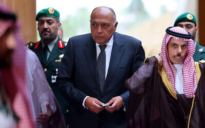 وزير الخارجية السعودي الأمير فيصل بن فرحان (يمين) ووزير الخارجية المصري سامح شكري (وسط) يصلان لحضور اجتماع مع نظرائهما الأوروبيين في الرياض، 29 أبريل، 2024. (Fayez Nureldine / AFP)
