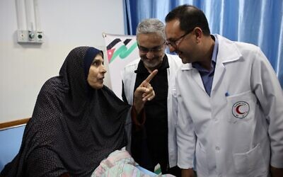 توضيحية: طبيب يتحدث مع مريضة في المستشفى الإندونيسي في بيت لاهيا شمال قطاع غزة بعد ترميم أجزاء من المبنى الرئيسي وإعادة فتحه في 4 مايو 2024. (AFP)