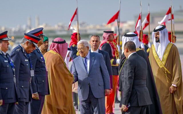 تظهر هذه الصورة المنشورة من وكالة أنباء البحرين الرسمية استقبال رئيس السلطة الفلسطينية محمود عباس (في الوسط) في المنامة في 15 مايو 2024 قبل القمة الثالثة والثلاثين لجامعة الدول العربية. (Bahrain News Agency/AFP) تظهر هذه الصورة المنشورة من وكالة أنباء البحرين الرسمية استقبال رئيس السلطة الفلسطينية محمود عباس (في الوسط) في المنامة في 15 مايو 2024 قبل القمة الثالثة والثلاثين لجامعة الدول العربية. (Bahrain News Agency/AFP)