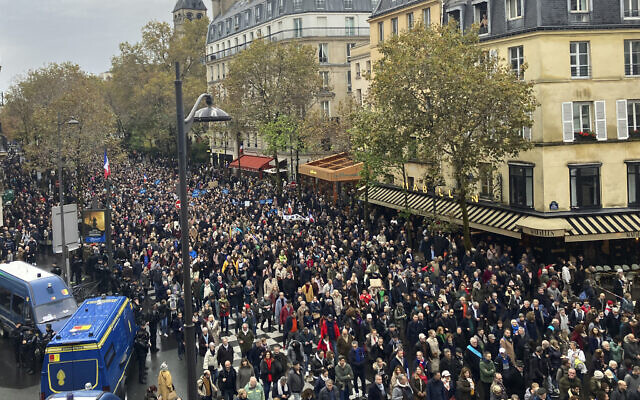 الآلاف يتجمعون في مسيرة ضد معاداة السامية في باريس، فرنسا، 12 نوفمبر، 2023. (AP Photo/Sylvie Corbet) الآلاف يتجمعون في مسيرة ضد معاداة السامية في باريس، فرنسا، 12 نوفمبر، 2023. (AP Photo/Sylvie Corbet)