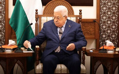 رئيس السلطة الفلسطينية محمود عباس يلتقي برئيس الوزراء الإسباني بيدرو سانشيز ورئيس الوزراء البلجيكي ألكسندر دي كرو في رام الله، الضفة الغربية، 23 نوفمبر، 2023. (Alaa Badarneh/Pool via AP)