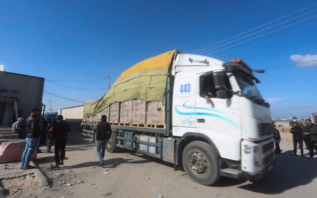 أرشيف: شاحنات المساعدات الإنسانية تدخل قطاع غزة من إسرائيل عبر معبر كيرم شالوم في رفح، 14 يناير، 2024. (AP Photo/Hatem Ali) أرشيف: شاحنات المساعدات الإنسانية تدخل قطاع غزة من إسرائيل عبر معبر كيرم شالوم في رفح، 14 يناير، 2024. (AP Photo/Hatem Ali)