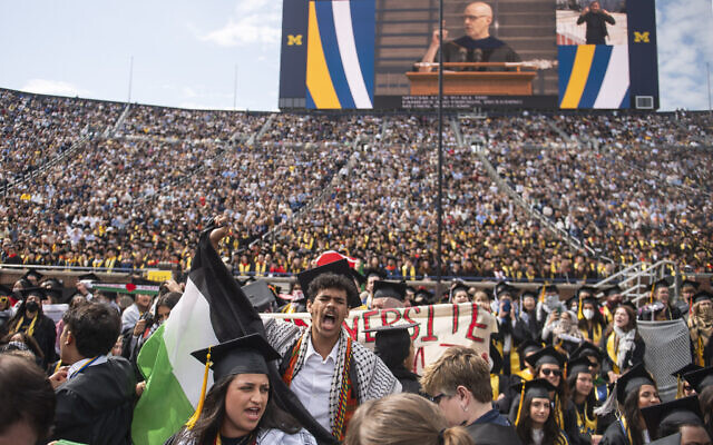 طلاب يهتفون دعما للفلسطينيين خلال حفل تخرج جامعة ميشيغن لربيع 2024 في استاد ميشيغن في آن أربور، ميشيغن، 4 مايو، 2024. (Katy Kildee/Detroit News via AP) طلاب يهتفون دعما للفلسطينيين خلال حفل تخرج جامعة ميشيغن لربيع 2024 في استاد ميشيغن في آن أربور، ميشيغن، 4 مايو، 2024. (Katy Kildee/Detroit News via AP)