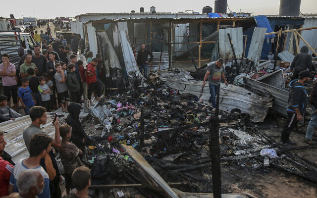 موقع غارة جوية إسرائيلية في محيط مخيم للنازحين في رفح، 27 مايو، 2024. (AP Photo/Jehad Alshrafi)