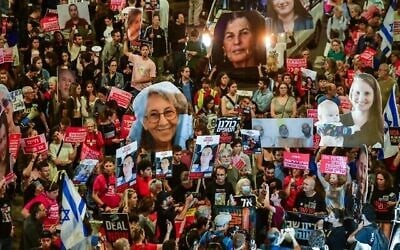 متظاهرون يحتجون للمطالبة بالإفراج عن الرهائن الإسرائيليين المحتجزين في قطاع غزة خارج مقر وزارة الدفاع (الكيرياه) في تل أبيب، 8 مايو، 2024. (Avshalom Sassoni/Flash90)