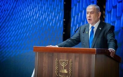 رئيس الوزراء بنيامين نتنياهو في في المراسم الرسمية لإحياء ذكرى القتلى من الجنود الإسرائيليين، في القاعة الوطنية لإحياء ذكرى الجنود الإسرائيليين القتلى في المقبرة العسكرية في جبل هرتسل في القدس في يوم الذكرى، 13 مايو، 2024. (Arie Leib Abrams/Flash90)