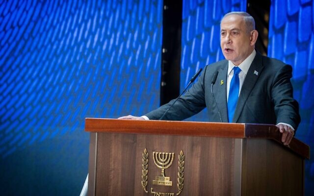 رئيس الوزراء بنيامين نتنياهو في في المراسم الرسمية لإحياء ذكرى القتلى من الجنود الإسرائيليين، في القاعة الوطنية لإحياء ذكرى الجنود الإسرائيليين القتلى في المقبرة العسكرية في جبل هرتسل في القدس في يوم الذكرى، 13 مايو، 2024. (Arie Leib Abrams/Flash90) رئيس الوزراء بنيامين نتنياهو في في المراسم الرسمية لإحياء ذكرى القتلى من الجنود الإسرائيليين، في القاعة الوطنية لإحياء ذكرى الجنود الإسرائيليين القتلى في المقبرة العسكرية في جبل هرتسل في القدس في يوم الذكرى، 13 مايو، 2024. (Arie Leib Abrams/Flash90)