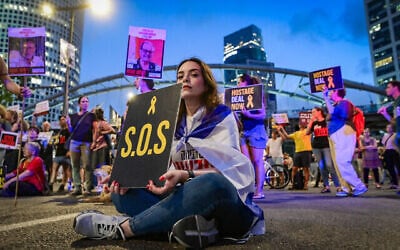 متظاهرون يحتجون للمطالبة بالإفراج عن الرهائن الإسرائيليين الذين تحتجزهم حماس في قطاع غزة، خارج مقر قيادة وزارة الدفاع (الكيرياه) في في تل أبيب، 27 مايو، 2024. (Avshalom Sassoni/Flash90)