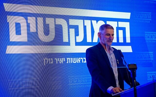 يائير جولان يتحدث لوسائل الإعلام بعد إعلان نتائج الانتخابات التمهيدية لحزب العمل، في تل أبيب، 28 مايو، 2024. (Tomer Neuberg/Flash90)