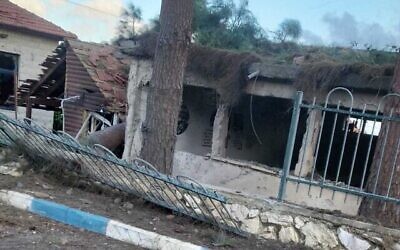 الأضرار التي لحقت بموشاف دوفيف على الحدود الشمالية بسبب الصواريخ الموجهة المضادة للدبابات التي أطلقها حزب الله من لبنان في 24 مايو، 2024. (Merom HaGalil Regional Council)