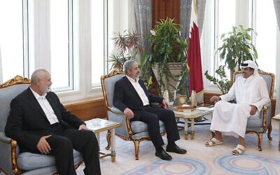 الأمير تميم بن حمد آل ثاني (على يسار الصورة)، حاكم قطر منذ عام 2013، في اجتماع مع قادة حماس إسماعيل هنية (يمين) وخالد مشعل في الدوحة، 17 أكتوبر، 2016. (Qatar Government Handout)