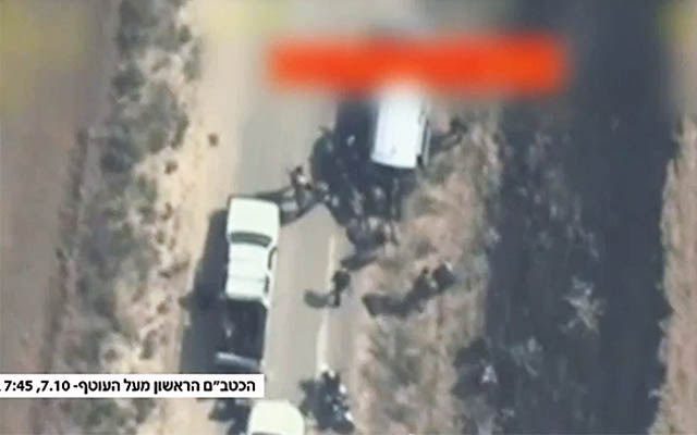 لقطة شاشة مسربة من لقطات طائرة مسيرة تابعة لسلاح الجو الإسرائيلي من صباح 7 أكتوبر، نشرتها القناة 12 في 30 أبريل، 2024. (Screenshot, Channel 12: used in accordance with Clause 27a of the Copyright Law) لقطة شاشة مسربة من لقطات طائرة مسيرة تابعة لسلاح الجو الإسرائيلي من صباح 7 أكتوبر، نشرتها القناة 12 في 30 أبريل، 2024. (Screenshot, Channel 12: used in accordance with Clause 27a of the Copyright Law)