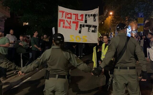 الشرطة تسد الطريق أمام متظاهرين يطالبون بصفقة رهائن، في القدس، 4 مايو، 2024. (Charlie Summers/Times of Israel)