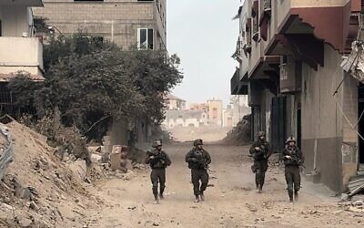 مظليون يسيرون في مخيم جباليا، 22 مايو، 2024. (Lazar Berman/Times of Israel)