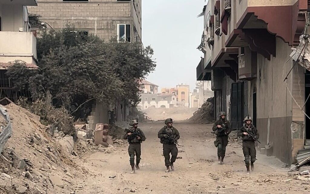 مظليون يسيرون في مخيم جباليا، 22 مايو، 2024. (Lazar Berman/Times of Israel)