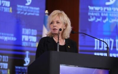 المستشارة القضائية للحكومة غالي بهاراف ميارا يلقي كلمة أمام المؤتمر السنوي لنقابة المحامين الإسرائيلية في إيلات، 27 مايو، 2024. (Courtesy Israel Bar Association)