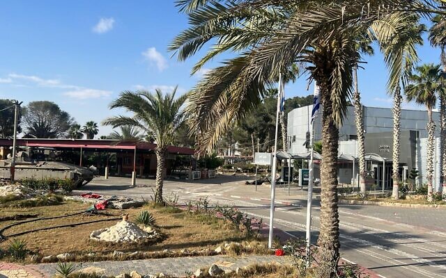 قوات ودبابات إسرائيلية على الجانب الفلسطيني من معبر رفح الحدودي، 7 مايو، 2024. (IDF)