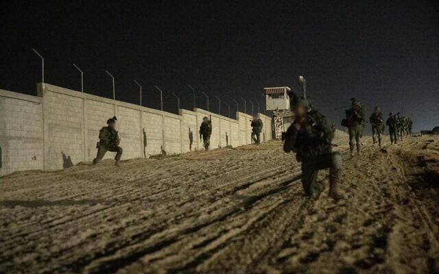قوات من اللواء 401 مدرع تعمل في رفح بجنوب غزة، في صورة تم نشرها في 29 مايو، 2024. (Israel Defense Forces) قوات من اللواء 401 مدرع تعمل في رفح بجنوب غزة، في صورة تم نشرها في 29 مايو، 2024. (Israel Defense Forces)