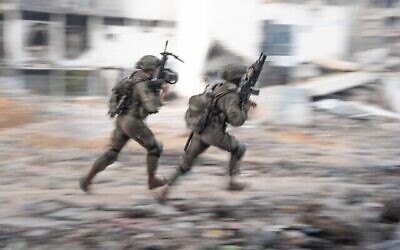 قوات الجيش الإسرائيلي تعمل في جباليا شمال غزة، في صورة تم نشرها في 31 مايو، 2024.  (Israel Defense Forces)