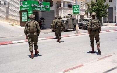 قوات الجيش الإسرائيلي تبحث عن فلسطيني طعن جنديا في شمال الضفة الغربية، 16 مايو، 2024. (IDF)