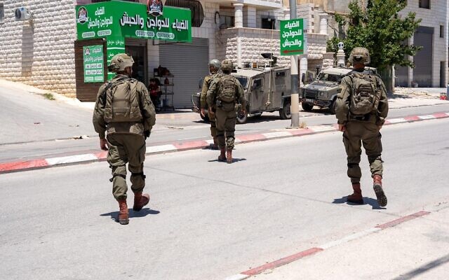 قوات الجيش الإسرائيلي تبحث عن فلسطيني طعن جنديا في شمال الضفة الغربية، 16 مايو، 2024. (IDF)