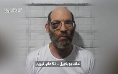 الرهينة نداف بوبلفيل في مقطع فيديو دعائي لحماس تم بثه في 11 مايو، 2024. (Hamas media office)