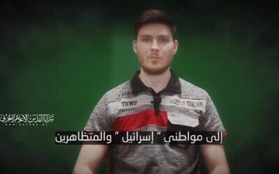 لقطة شاشة من تسجيل دعائي نشرته حركة الجهاد الإسلامي الفلسطينية للرهينة ساشا تروفانوف في 28 مايو، 2024.  (Screenshot)