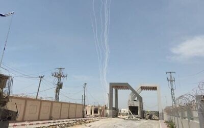 صواريخ يتم إطلاقها من منطقة رفح في جنوب قطاع غزة، 26 مايو، 2024. (Courtesy: via @IDF on X)