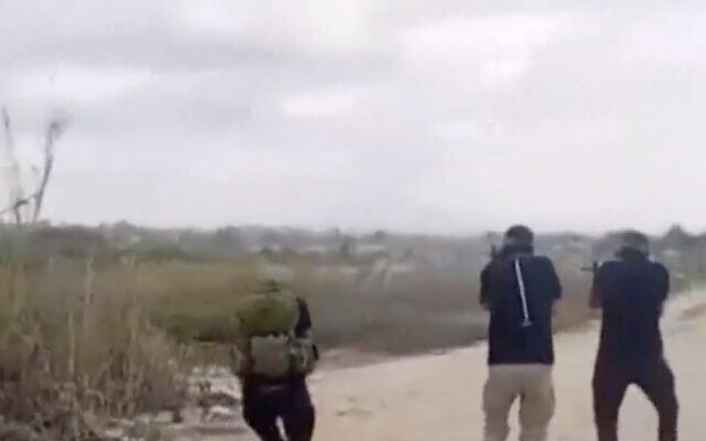 لقطة شاشة من تسجيلات مصورة على وسائل التواصل الاجتماعي تظهر ثلاثة مسلحين من حركة حماس يطلقون النار على بلدة بات حيفر الإسرائيلية من منطقة طولكرم في الضفة الغربية، 29 مايو، 2024. (Social media/X. Used in accordance with Clause 27a of the Copyright Law) لقطة شاشة من تسجيلات مصورة على وسائل التواصل الاجتماعي تظهر ثلاثة مسلحين من حركة حماس يطلقون النار على بلدة بات حيفر الإسرائيلية من منطقة طولكرم في الضفة الغربية، 29 مايو، 2024. (Social media/X. Used in accordance with Clause 27a of the Copyright Law)