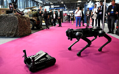 روبوتات دفاعية من شركة Darley Defense الأمريكية (يسار) وشركة General Robotics الإسرائيلية في مواجهة خلال المعرض التجاري الدولي للدفاع البري والجوي والأمني ​​Eurosatory، في فيلبينت، ضواحي باريس، في 13 يونيو، 2022. (Emmanuel Dunand/AFP)