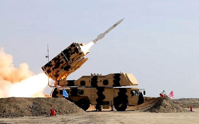 إطلاق صاروخ خلال مناورة عسكرية في إيران، 19 يناير 2024 (Iranian Army office / AFP)