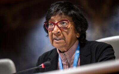رئيسة "لجنة التحقيق الدولية المستقلة التابعة للأمم المتحدة بشأن الأراضي الفلسطينية المحتلة، بما فيها القدس الشرقية وفي إسرائيل" نافي بيلاي من جنوب أفريقيا تتحدث خلال إحاطة للدول الأعضاء في الأمم المتحدة حول التحقيقات الجارية للجنة في مكاتب الأمم المتحدة في جنيف، في 16 أبريل 2024. (Fabrice COFFRINI / AFP)