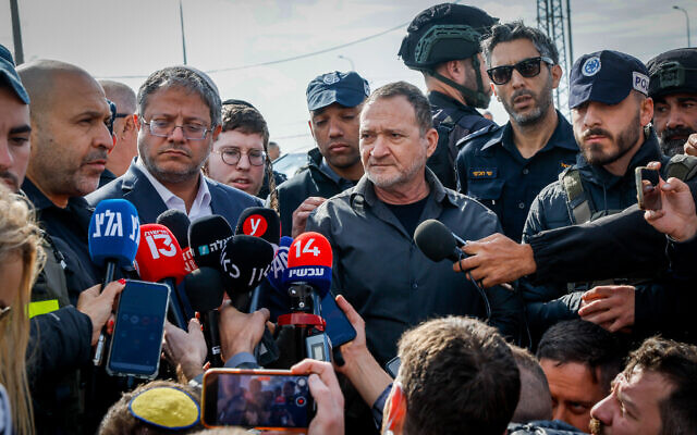وزير الأمن القومي إيتمار بن غفير ومفوض الشرطة الإسرائيلية كوبي شبتاي في موقع هجوم إطلاق نار في مفرق رعيم، 16 فبراير، 2024. (Nati Shohat/Flash90) وزير الأمن القومي إيتمار بن غفير ومفوض الشرطة الإسرائيلية كوبي شبتاي في موقع هجوم إطلاق نار في مفرق رعيم، 16 فبراير، 2024. (Nati Shohat/Flash90)