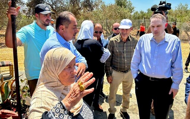 نائب مساعد وزير الخارجية للشؤون الإسرائيلية الفلسطينية أندرو ميلر (يمين الصورة) يزور بلدة ترمسعيا في الضفة الغربية في 1 أغسطس، 2023 (US Office of Palestinian Affairs) نائب مساعد وزير الخارجية للشؤون الإسرائيلية الفلسطينية أندرو ميلر (يمين الصورة) يزور بلدة ترمسعيا في الضفة الغربية في 1 أغسطس، 2023 (US Office of Palestinian Affairs)