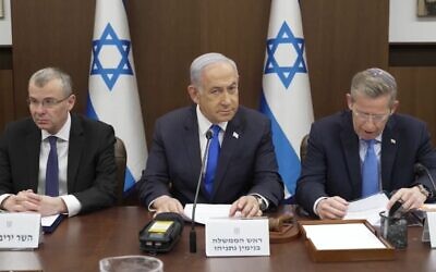 رئيس الوزراء بنيامين نتنياهو يترأس الجلسة الأسبوعية للحكومة في القدس، 23 يونيو، 2024. (Screen Grab/GPO)