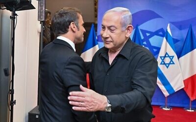رئيس الوزراء بنيامين نتنياهو يرحب بالرئيس الفرنسي إيمانويل ماكرون في مكتبه بالقدس، 24 أكتوبر 2023 (Kobi Gideon/GPO)