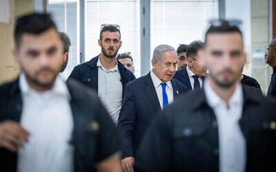 رئيس الوزراء بنيامين نتنياهو في المحكمة المركزية في القدس، 29 يونيو، 2023.  (Yonatan Sindel/Flash90)