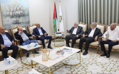 زعيم حماس إسماعيل هنية (الثالث من اليمين)، والمسؤول البارز خالد مشعل (الثاني من اليمين)، يجتمعان مع ناصر القدوة (الثاني من اليسار) وسمير المشهراوي (الثالث من اليسار) من حركة فتح في قطر، 22 نوفمبر، 2023. (Courtesy)