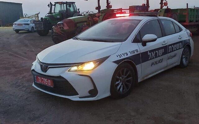 توضيحية: سيارة شرطة في موقع جريمة في أوفاكيم، جنوب إسرائيل، 10 يونيو، 2023. (Israel Police)