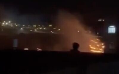 لقطة شاشة من مقطع فيديو يظهر حرائق يُزعم أن متطرفين يهود أشعلوها في حقل زراعي في بلدة قصرة بالضفة الغربية، 6 يونيو 2024.  (Social media/X; used in accordance with Clause 27a of the Copyright Law)