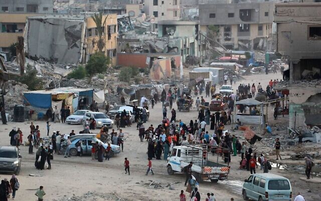 نازحون فلسطينيون يفرون من منطقة خان يونس بعد أن أعلن الجيش الإسرائيلي عن نيته مهاجمة المنطقة، 1 يوليو، 2024. (Bashar TALEB / AFP) نازحون فلسطينيون يفرون من منطقة خان يونس بعد أن أعلن الجيش الإسرائيلي عن نيته مهاجمة المنطقة، 1 يوليو، 2024. (Bashar TALEB / AFP)